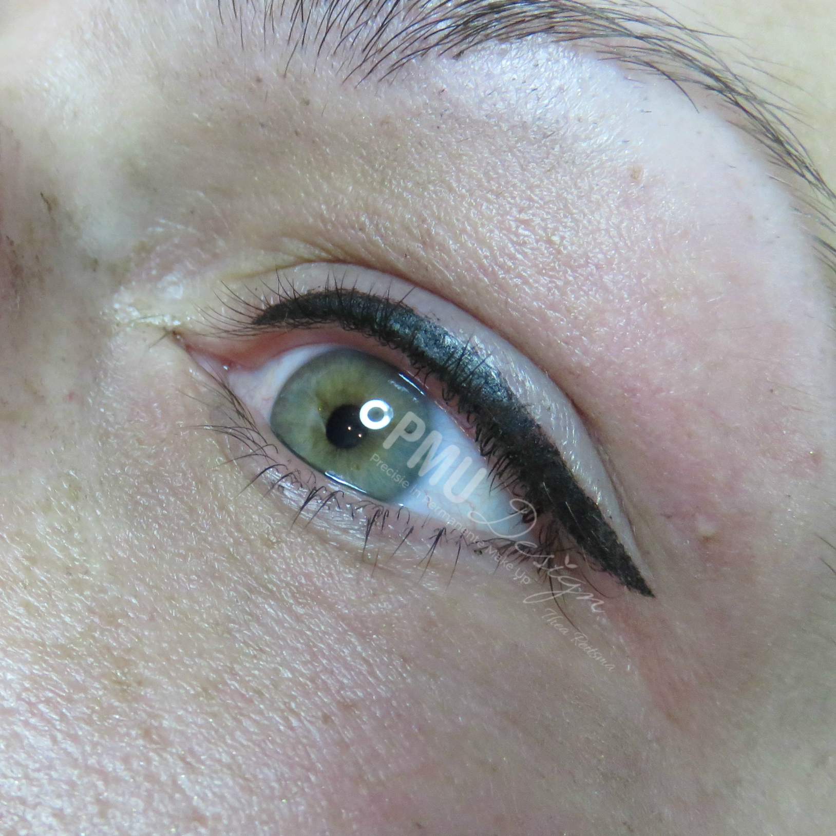 Design eyeliner boven met wing, direct na de 1e behandeling. Kleur en vorm worden zachter na genezing van de huid.